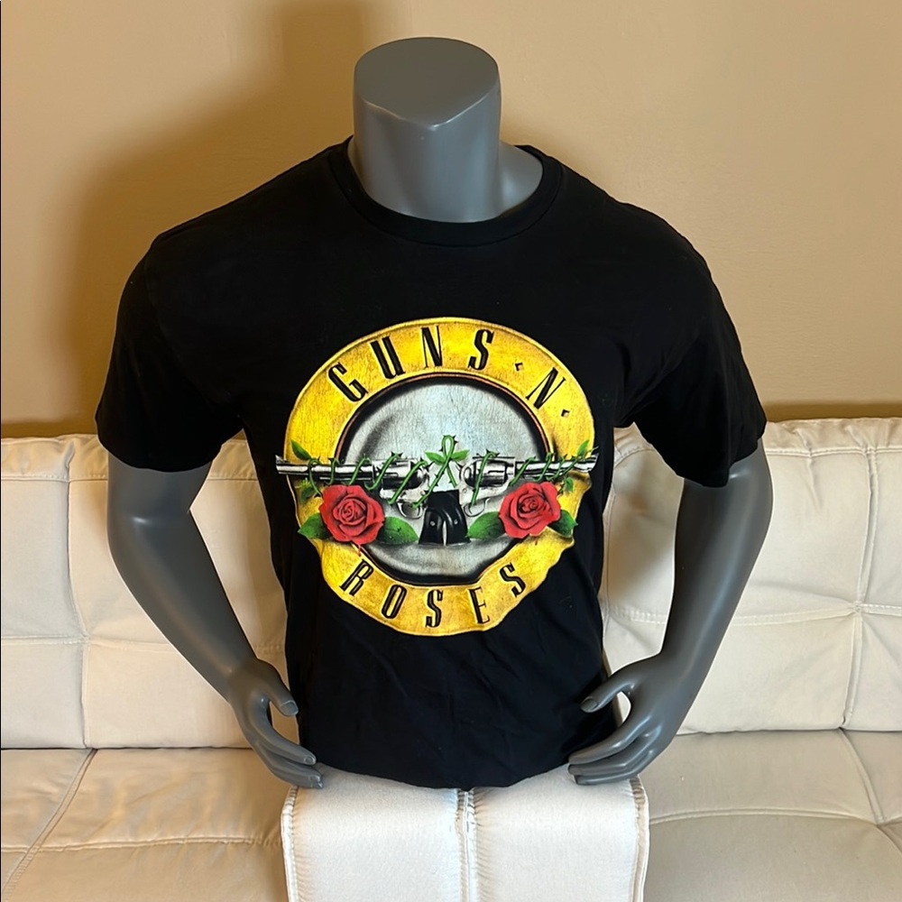 Guns N’ Roses Men’s Black and Yellow Short Sleeve scene Band Tee Size XL